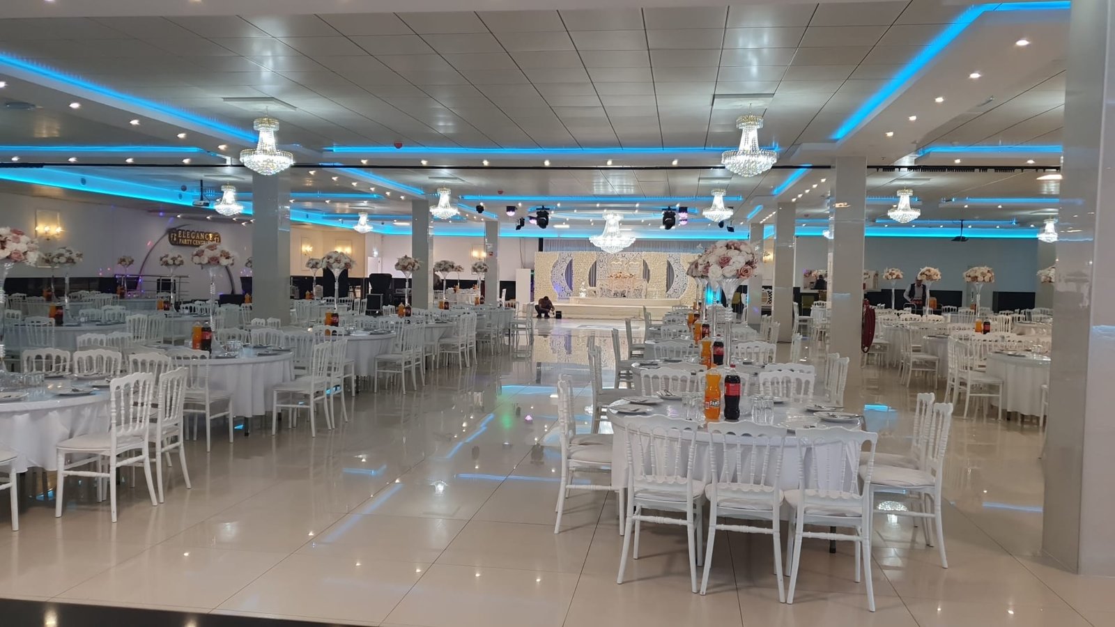 Feestzaal met blauwe sfeerverlichting in Partycentrum Elegance Lelystad