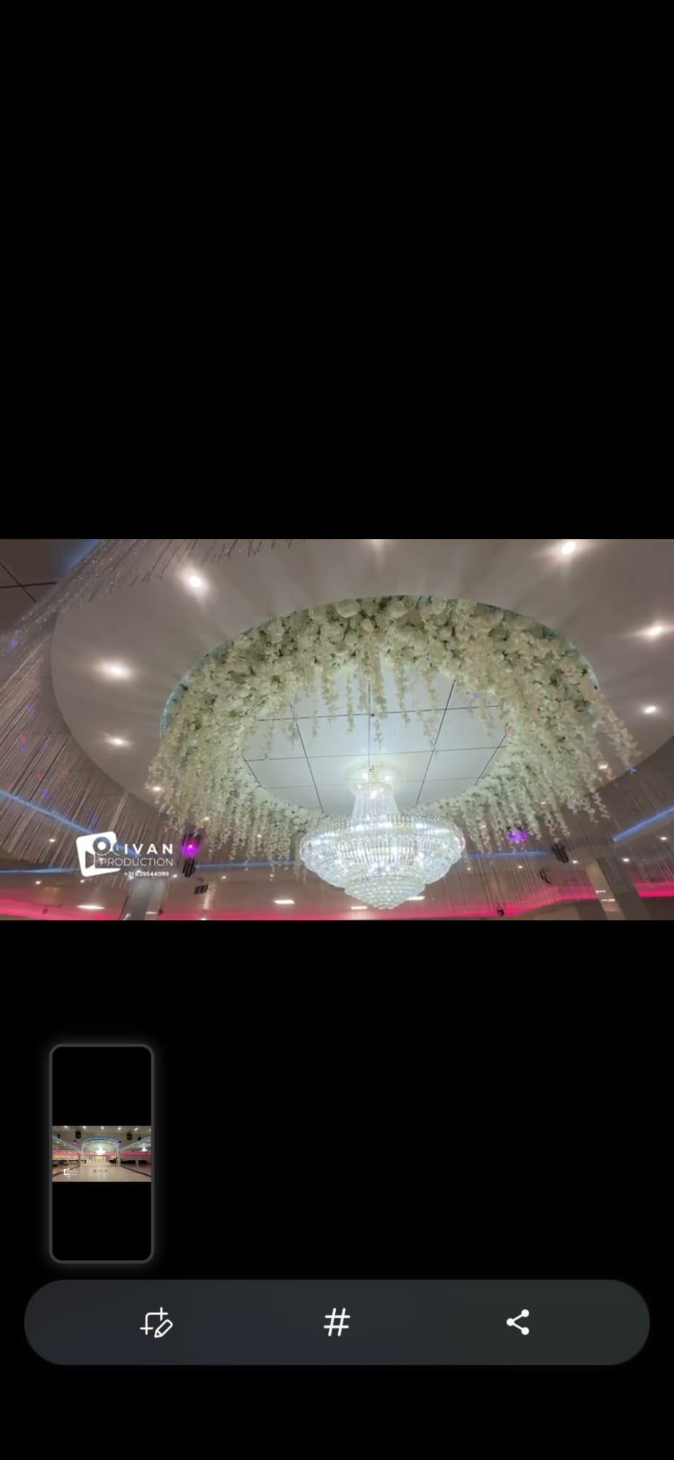 Kroonluchter met bloemenplafond in de feestzaal van Partycentrum Elegance Lelystad