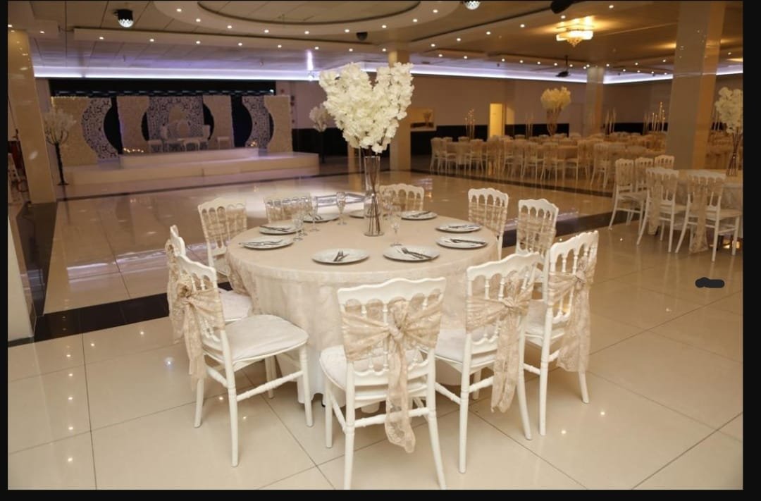 Ronde tafelopstelling voor feestavond in Partycentrum Elegance Lelystad