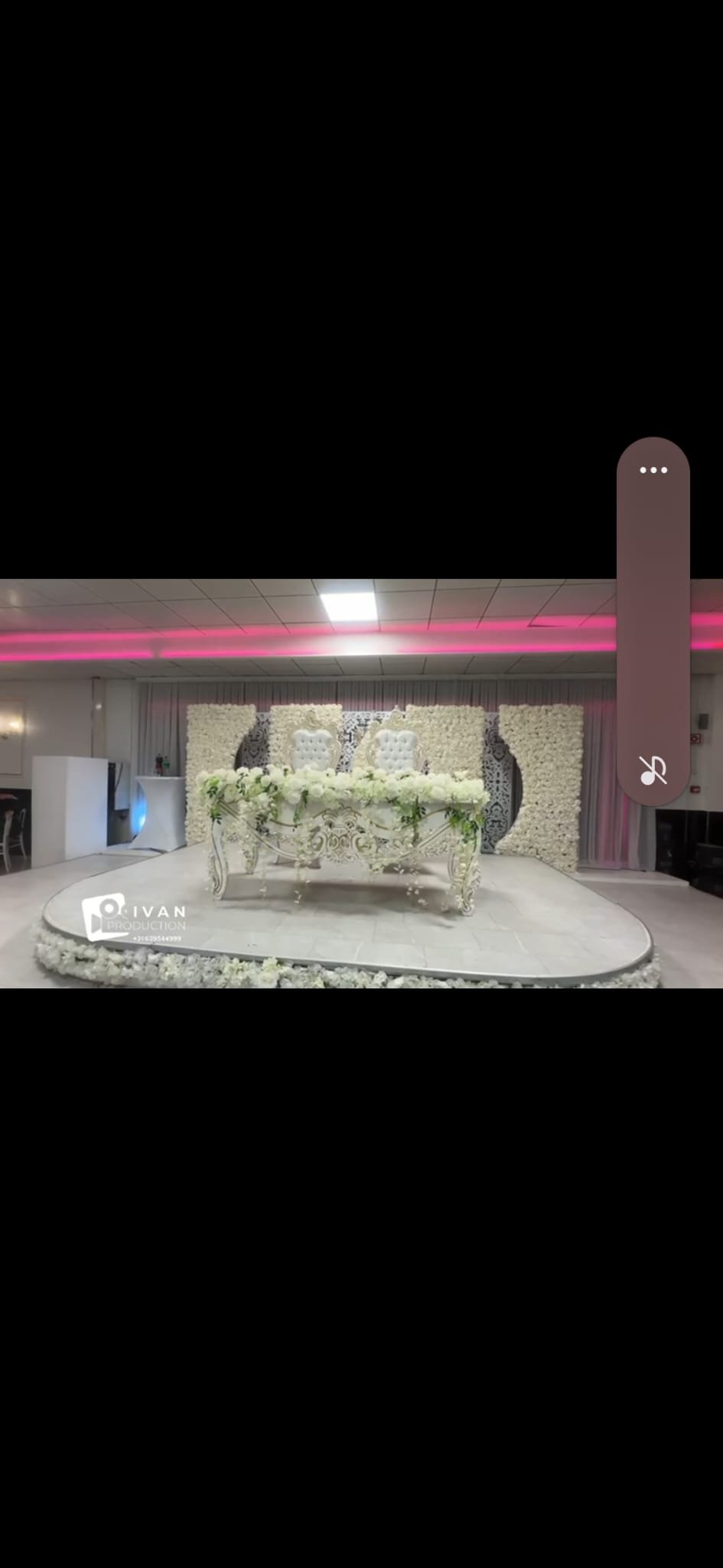 Trouwpodium met bloemenwand in Partycentrum Elegance Lelystad